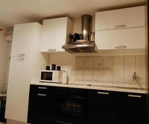 Apartment Centre Split